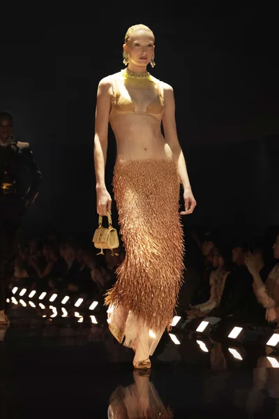 Look 16